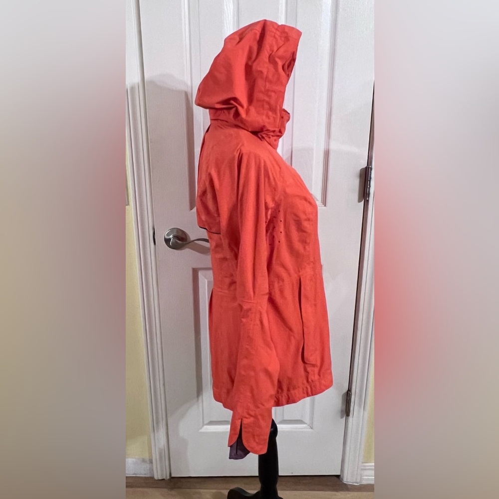 RARE Lululemon Run: In The Rain Jacket - Picture 6 of 16